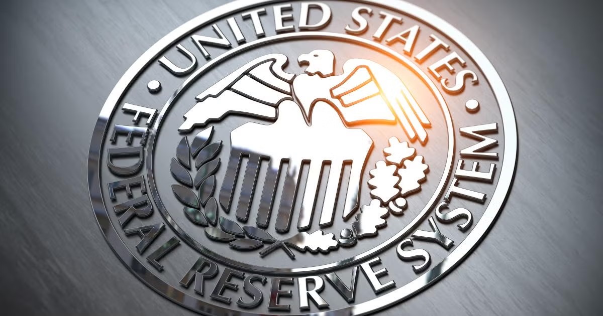Jerome Powell pod tlakem: Fed drží sazby a trhy jsou nervózní. Co zaznělo na tiskovce?
